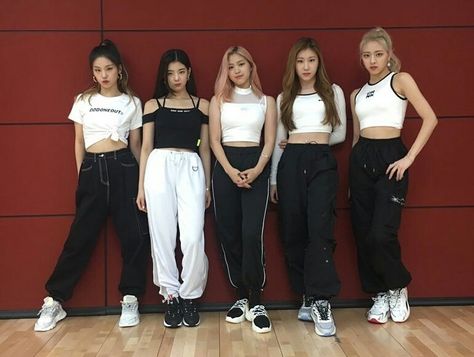 #ITZY Photos in 'ICY' Video Dance Practice Kpop Dance Practice, Dance Practice Outfits, Kpop Dance Practice Outfits, Dance Style Outfits, Dance Outfits Practice, Kpop Dance, Practice Outfits, Dance Fashion, Dance Practice