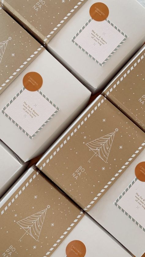 Christmas Packaging Aesthetic, Toffee Gift Packaging, Neutral Christmas Presents, Christmas Bakery Packaging, Christmas Hampers Packaging Ideas, Christmas Hampers Packaging, Christmas Gift Box Packaging, Holiday Packaging Ideas, Xmas Hampers