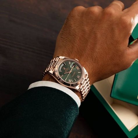 Rolex Day Date Olive Green, Rolex Olive Green, Rolex Aesthetic Man, Men With Watches, Gold Rolex Mens, Watches For Men Aesthetic, Rolex Green Dial, Rolex Aesthetic, Watches Aesthetic