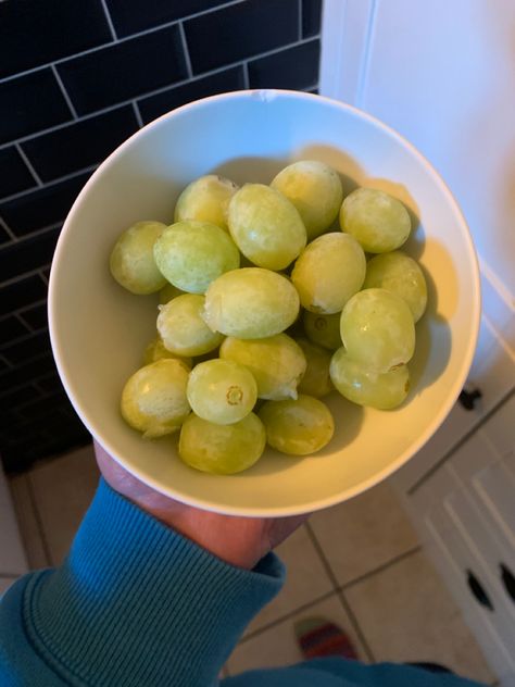 Frozen Grapes Aesthetic, Yummy Healthy Food, Snacks To Try, Winter Fruits, Messy Aesthetic, Healthy Greens, Frozen Grapes, Healthy Lunch Snacks, Frozen Fruits