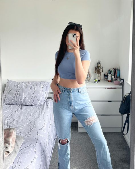 Missguided. Pretty little thing. Blue outfit. Blue T-shirt crop top. Light blue denim mom jeans. Spring outfit. Summer outfit. Cute and causal. Light Blue Ripped Jeans Outfit, Light Blue Crop Top Outfit, Blue Ripped Jeans Outfit, Blue Crop Top Outfit, Crop Top Outfits Summer, Light Blue Ripped Jeans, Boyfriend Jeans Outfit, Light Blue Crop Top, Denim Jeans Outfit