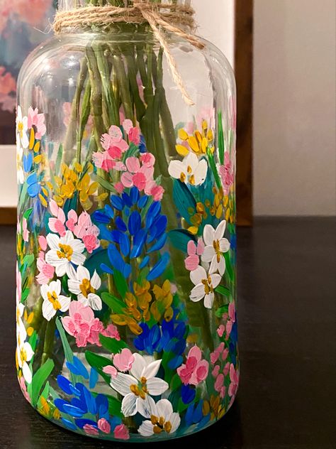 Flowers On Glass Bottles, Flowers On Glass Painted, Flower Jar Painting, Glass Jar Painting Ideas Cute Flower, Painted Mason Jars With Flowers, Flower Painting On Bottle, Hand Painted Glass Vase, Painted Flower Vases Diy, Candle Jar Painting Ideas