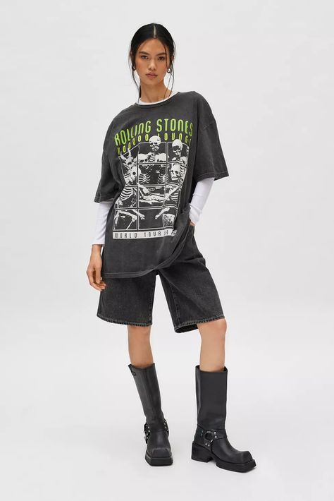 Oversized Band Shirt Outfit, Rock Graphic Tees, Vintage Graphic Tees Outfits, Band Tee Outfits, Graphic Tshirt Outfit, Oversized Band Tee, Grunge Western, Rolling Stones Shirt, Skeleton Graphic