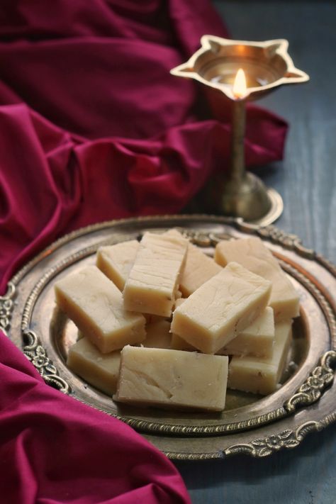 Khoya Barfi, Kaju Katli Recipe, Kaju Barfi, Barfi Recipe, Resepi Biskut, Burfi Recipe, Iftar Recipes, Diwali Sweets, Indian Dessert Recipes