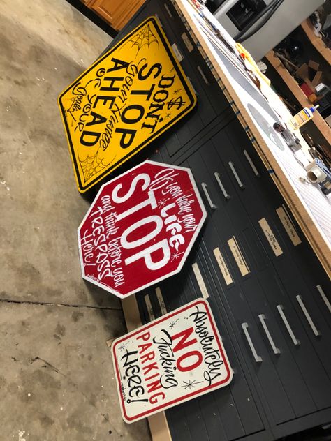 Painted Street Signs Diy, Street Sign Art Ideas, Road Sign Painting, Road Signs Paintings, Road Sign Art, Street Sign Art, Road Signage, Car Parts Decor, Artist Ideas