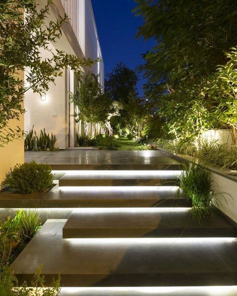 Creek Architecture, Modern Landscape Lighting, Moderne Have, Landscape Stairs, Home Designs Exterior, Garden Border, Exterior Stairs, Outdoor Stairs, Modern Garden Design