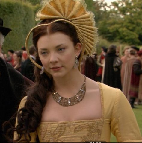 Love the colour and style of her hair. Screen cap from The Tudors season 2 "Matters of State" Natalie Dormer Tudors, Margery Tyrell, The Tudors Tv Show, Royalty Core, Catherine Parr, Tudor Fashion, Tudor Dynasty, History Queen, Sette Nani