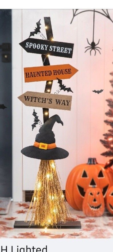 Halloween Stage Decorations, Halloween Stairs Decor, Witch House Halloween Decor, Halloween Calderon Ideas, Haloween Decoracion Classroom, Backdrop Halloween Ideas, Hallowen Decoraciones Diy, Halloween Store Decorations, Haloween Decoracion Front Door