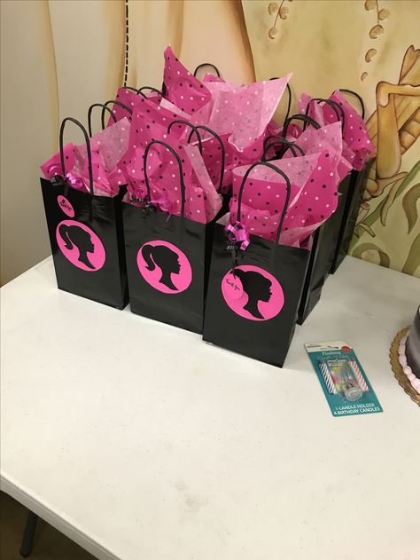 Barbie Theme Souvenir, Simple Barbie Themed Birthday Party, Barbie Birthday Gift Bags, Barbie Themed 18th Birthday, Barbie Candy Bags Party Ideas, Barbie Themed Gifts, Barbie Birthday Party Aesthetic, 18th Birthday Barbie Theme, Barbie Party Gift Bags