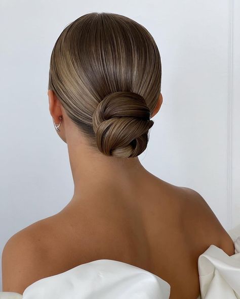 Wedding ideas • Instagram Wedding Bun, Elegant Hairstyle, Wedding Bun Hairstyles, Wedding Hair Up, Bridal Hair Buns, Wedding Hairstyles Bride, Ball Hairstyles, Dance Hairstyles, בר מצווה