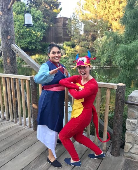 Mulan Running Costume, Disney Couple Costumes, The Huns, Crazy Halloween Costumes, Office Halloween Costumes, Iconic Duos, Disney Running, Spirit Days, Mickey Halloween Party