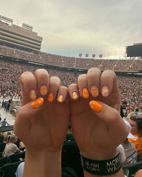 MW @ neyland stadium with this nails?!? Name something more iconic, I’ll wait 🧡✨🤠🍊 . . Everyone tag @morganwallen + @vol_football 🫶🏼 #vernalnails #handpaintednailart #nailsbyme #nailtechlife #nailfie #newnails #filesbyless #luxagang #madamglam #mynails #nailday #nailtechbff #utahnailtech #nailinspiration #mylifeasanailtech #desertdollnails #vernail #freehandnailartist #uintahbasin #utahnailcommunity #vernalutah #naturalnailspecialist #nailinspo #morganwallennails Tn Football Nails, Running Nails, Tennessee Vols Nails Ideas, University Of Tennessee Nails, Tennessee Football Nails, Tennessee Vols Nails Designs, Tennessee Vols Nails, Vols Nails, Vols Nails Tennessee Orange