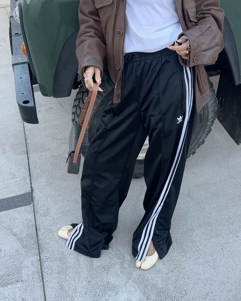 Trackpant Outfit, Norm Core, Track Pants Outfit, Chill Outfits, Adidas Outfit, Mood Board Fashion, Adidas Pants, Fashion Books, Casual Style Outfits