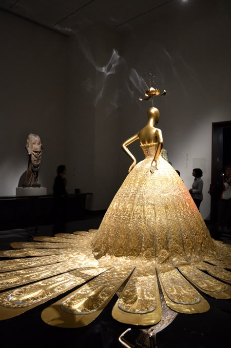 "China: Through the Looking Glass" exhibition / Metropolitan Museum Costume Institute Costume Institute Metropolitan Museum, Glass Exhibition, Guo Pei, Gala Fashion, Fashion Gal, Red Carpet Gowns, Costume Institute, Through The Looking Glass, Summer Instagram