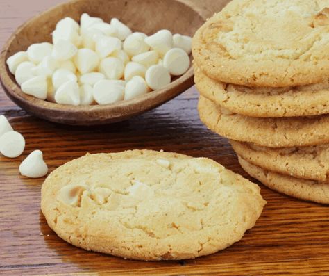 Air Fryer Copycat Mrs. Fields White Chocolate Chip Cookies - Fork To Spoon Homemade Oatmeal Raisin Cookies, White Chocolate Macadamia Nut Cookies, Mrs Fields, Vanilla Biscuits, Macadamia Cookies, Biscuits Diététiques, Macadamia Nut Cookies, Popular Cookies, Homemade Oatmeal