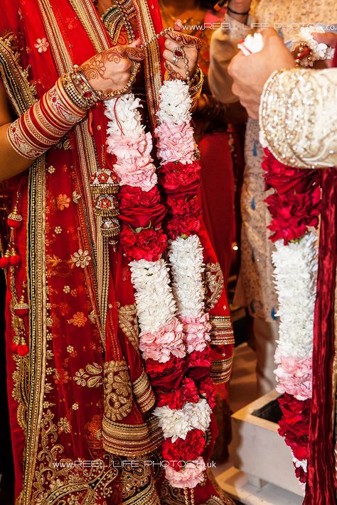 Jaimala Garland, Indian Garland, Jai Mala, Hindu Weddings, Indian Wedding Garland, Indian Wedding Flowers, Italian Wedding Venues, Flower Garland Wedding, Wedding Ceremony Ideas