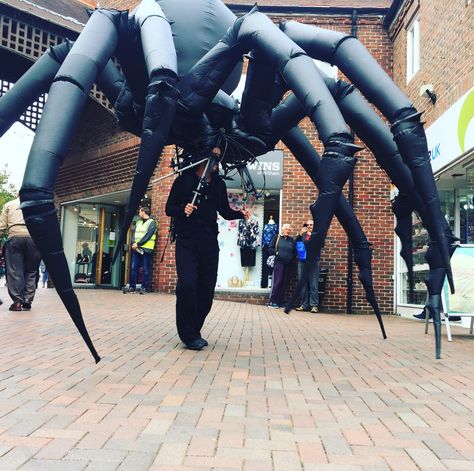 Giant walkabout spider puppet Spider Puppet, The Man From Earth, Full Body Puppets, Puppet Costume, Cardboard Costume, Monster Costumes, Great America, Creative Architecture, Exhibition Display