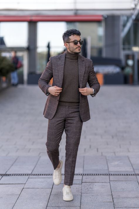 Turtle Neck With Blazer Men, Turtle Neck Suit Men, Mock Neck Outfit, Blazer Men Casual, Suits And Sneakers, Brown Suit, Man Suit, Fashion Capsule Wardrobe, Fashion Shirts