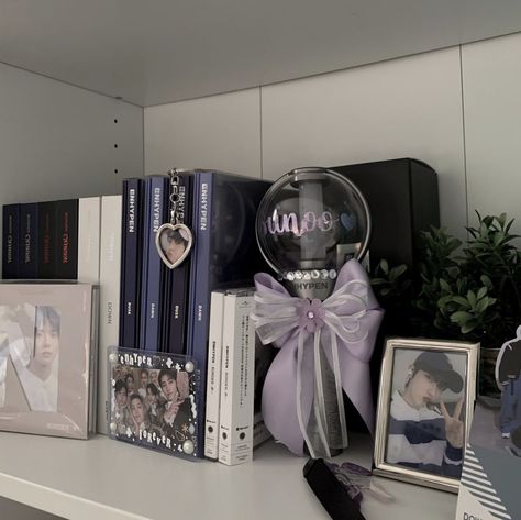 Kpop Lightstick Decoration Ideas, Enhypen Shelf Ideas, Lightstick Room Decor, Decorated Lightsticks, Aespa Lightstick Decoration, Enhypen Shelf, Lightstick Decoration Ideas, Light Stick Decoration Kpop, Enhypen Lightstick Aesthetic