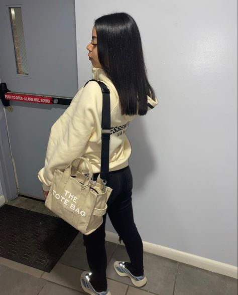 Marc Jacobs Tote Bag Outfit, Malu Trevejo Outfits, Streetwear Tiktok, Marc Jacobs Tote Bag, Tote Bag Outfit, Medium Tote Bag, Bag Outfit, Marc Jacobs Tote, Swag Outfits For Girls