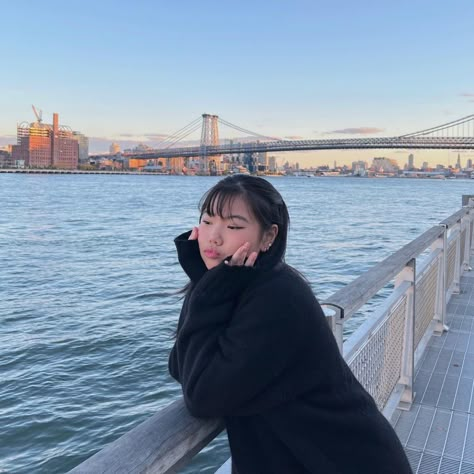 Leaning Against Railing Pose, Bridge Instagram Pictures, Railing Poses, Pose Ideas On Bridge, Railing Photography Poses, Bridge Pictures, Poses On Bridge Photo Ideas, Poses On Bridge, Ny Picture Ideas