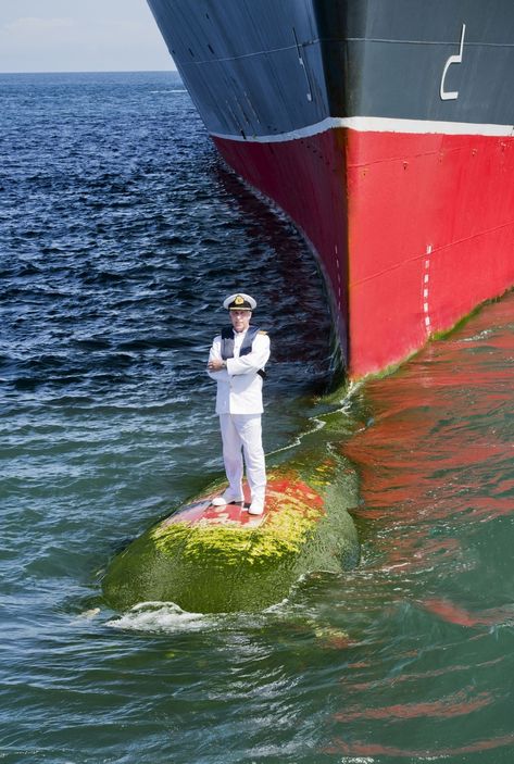 Captain Kevin Oprey on the bulbous bow of the Queen Mary 2 (QMII) cruise liner's 10th anniversary. The shoot took place at a port off the coast of Bali with two safety boats positioned nearby just in case.  Photographer James Morgan. Queen Mary Ii, Epic Pictures, Navi A Vela, Merchant Navy, Merchant Marine, Cruise Liner, Cargo Shipping, Round The World, Tall Ships