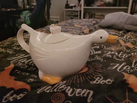 Fun Ceramic Teapots, Cool Teapots Ceramics, Cute Teapot Aesthetic, Cute Teapot Ceramic, Cool Teapots, Tea Pot Clay, Cute Teapots, Ceramic Teapots Ideas, Goose Pottery