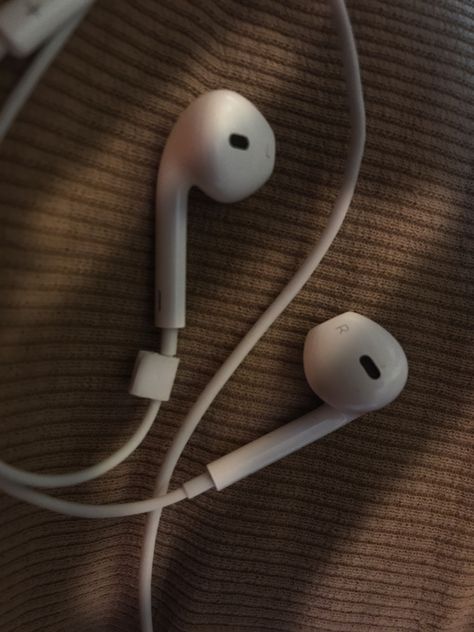 Earphone Aesthetic, Earbuds Aesthetic, Maya Core, Earphones Aesthetic, Photography Tea, Rappers Aesthetic, 90s Rappers Aesthetic, Apple Earphones, 90s Rappers