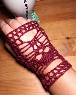 Free Crochet Halloween, Crochet Fingerless Gloves Pattern, Crochet Halloween Patterns, Easy Cute Crochet, Skull Gloves, Crochet Gloves Free Pattern, Whimsigoth Style, Fingerless Gloves Pattern, Fingerless Gloves Crochet