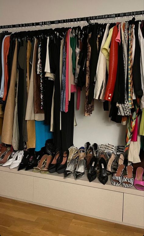 Expensive Wardrobe Aesthetic, Closet Filled With Clothes, Closet Full Of Clothes Aesthetic, Full Closet Aesthetic, Large Closet Ideas, Cool Closet, Basement Closet, Closet Full Of Clothes, Lots Of Clothes