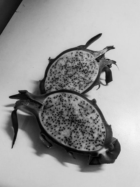 A black and white still life photo of a dragon fruit. Black And White Fruit, Black And White Still Life, White Still Life, Food Photography Fruit, Vegetables Photography, Food Drawings, White Food, Fruit Photography, Still Life Photos