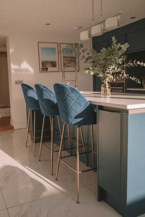 Upholstered Stools Kitchen, Blue Kitchen Stools, Navy Blue Bar Stools, Blue Velvet Bar Stools, Hiasan Dalaman Dapur, Dapur Moden, Kitchen Decor Trends, Blue Bar Stools, Stool With Backrest