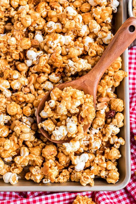 Homemade Cracker Jack Recipe - Shugary Sweets Cracker Jack Popcorn, Corn Ideas, Easy Homemade Crackers, Homemade Microwave Popcorn, Popcorn Dessert, Little Debbie Snack Cakes, Homemade Caramel Corn, Debbie Snacks, Your Next Movie