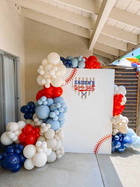 Baseball Birthday Balloons, Sports Balloons, Baseball First Birthday Party, Birthday Event Ideas, Volleyball Birthday, Balloon Displays, Baseball First Birthday, Baseball Ideas, Balloon Display