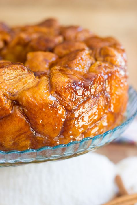 Honey Cinnamon Monkey Bread. Sweet, sticky, short-cut monkey bread made with flaky honey-butter biscuits, and drenched in honey-cinnamon syrup! Honey Butter Biscuits, Cinnamon Monkey Bread, Monkey Bread Recipe Easy, Easy Monkey Bread, Bread Sweet, Butter Biscuits, Medicine Tips, Cinnamon Syrup, How To Make Guacamole