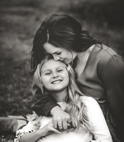 Emotion Portrait, Mommy And Me Pictures, Mother Daughter Photography Poses, Mom And Me Photos, Mom Daughter Photography, Mom Daughter Photos, Mommy Daughter Photoshoot, Mother Daughter Poses, Mommy Daughter Pictures