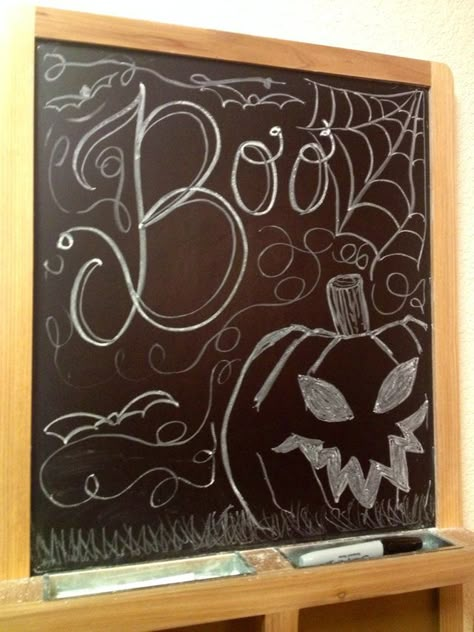 Chalkboard Drawing Ideas, Chalk Drawing Ideas, Drawing Ideas Halloween, Chalkboard Halloween, Halloween Chalkboard Art, Chalkboard Sayings, Chalkboard Drawing, Fall Chalkboard, Chalk Stencils