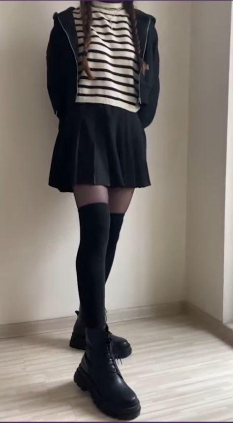 pic not mine Wensday Clothes, Wensday Inspired Outfit, Outfits Inspired By Wednesday Addams, Wensday Outfit Ideas, Alt Academia Outfits, Wednesday Aesthetic Outfits, Wednesday Outfit Inspiration, Wensday Outfit, Addams Inspired Outfit