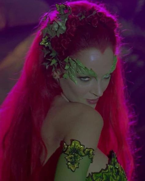 yaren sur Instagram : Uma Thurman as Poison Ivy (Batman & Robin, 1997) 🎃 🦇 🕸️ The only good thing about this movie... Poison Ivy Hair, Uma Thurman Batman, Batman And Robin Costume, Batman Poison Ivy, Poison Ivy Cartoon, Poison Ivy Leaves, Batman And Robin Movie, Uma Thurman Poison Ivy, Poison Ivy Makeup