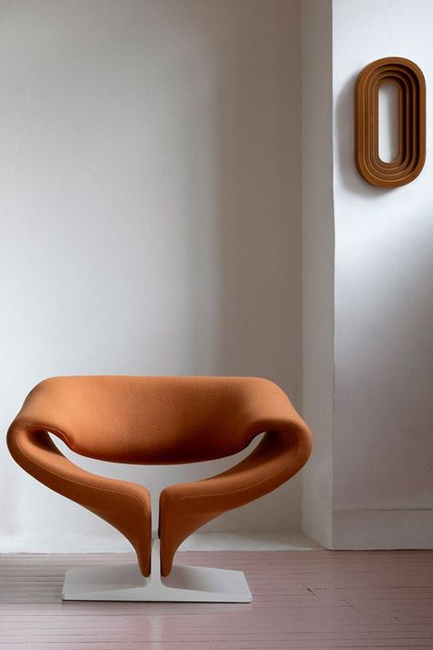 A professional, innovative vision on the well-known ribbon form designed by Pierre Paulin. Ribbon Chair, Bauhaus Chair, Applied Art, Living Room Arrangements, Pierre Paulin, Organized Living, Bauhaus Design, Modern Armchair, Armchair Design