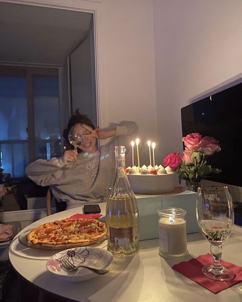 ʚ♡ɞ on Twitter: "i just want a cute lil apartment where i can invite my friends, cook yummy food for them and spend the evening watching films and drinking wine surrounded by plants and candles… https://t.co/eV7XsfbRbs" Bday Girl, Birthday Planning, Think Food, A Pizza, Birthday Photoshoot, 18th Birthday, Wine Drinks, Pretty Food, Bday Party