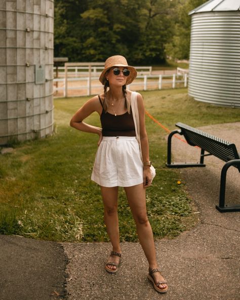 Karin Emily Style | My Favorite Shorts for Summer (non denim!) #nondenimshorts #linenshorts #comfyshorts California Summer Outfits, Types Of Shorts, Ethical Clothing Brands, California Summer, Shorts For Summer, Life On The Farm, Summer Life, Summer Capsule, Discover The World