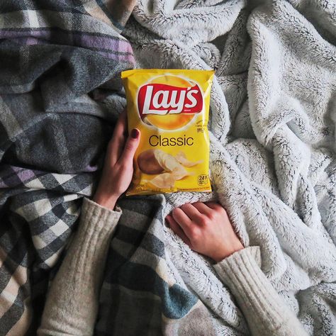 Lay's on Instagram: “Warm & cozy with some Lay’s! ☺��️ #Lays #cozy #coldweather #brr #itscold #homesweethome” Crisps Photography, Jadyn Aesthetic, Lays Chips Aesthetic, Lays Aesthetic, Snacks Photoshoot, Nuts Photography, Chips Lays, Lays Chips, Thanksgiving Photos