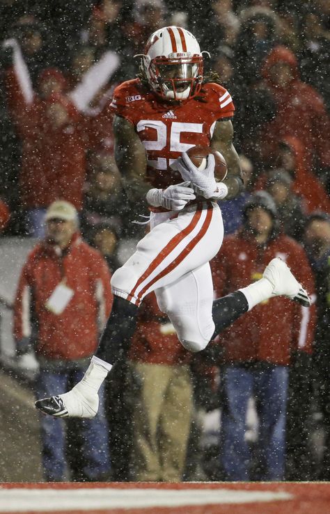 Melvin Gordon Badger Football, Wisconsin Football, Nfl Football Pictures, Gordon Setter, College Football Games, Wisconsin Badgers, Los Angeles Chargers, Football Pictures, Football Game