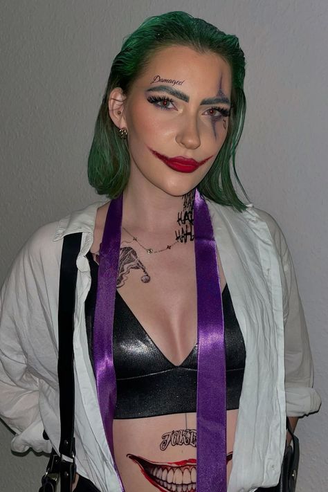 Joker Tattoo Costume, Couples Duo Halloween Costumes, Joker Tattoos Costume, Simple Joker Makeup Female, Joker Costume Ideas Female, Hot Joker Costume Female, Women Joker Halloween Costumes, Cute Joker Costume Women, Joker Outfit Women