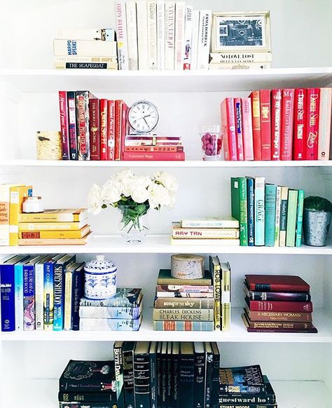 We never get sick of styling shelves. 📚 #thehomeedit #shelfie #organization Rainbow Bookshelf, Tiny Living Space, Bedroom Redesign, Buy My House, Styling Shelves, Home Edit, Bookshelf Organization, Bookcase Styling, Books Bookshelf