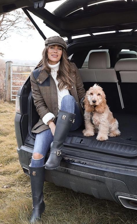 English Country Attire For Women, Horse Race Outfit Casual, Ladies Hunting Outfit, English Countryside Outfit Fall Fashion, Elegant Outdoor Outfit, Posh Country Style, Cotswold Style Fashion, Old English Style Clothes, Farm Women Outfits