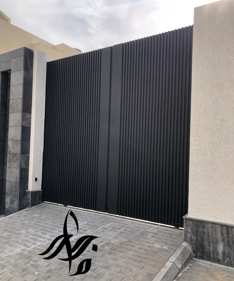 Parking Door Design Modern, Home Main Gate Design Modern, Contemporary Gate Design Modern, Metal Front Gate, Modern House Front Gate, Garage Gate Design, Main Gate Design Modern Steel, House Main Gates Design Modern, Modern House Front Gate Design