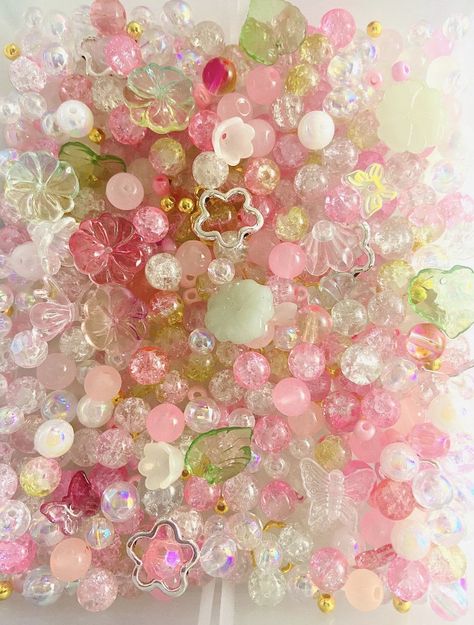 "Fairy garden pink bead mix. Super trendy 90s y2k Kandi bead mix.  Great for BFF, stretch bracelet making, kids activity kit, gifts for craft lovers, rainy day activities, tea parties, and all your DIY jewelry needs.  -package size: we sell the beads by weight: 1oz is 30g, about 50pcs+.  -Bead materials: glass beads, seed beads, acrylic beads, faux pearls, alloy charms, etc. -bead shapes that you may receive:  flower beads charms leaf beads crackle glass beads seed beads faux pearl beads glitter Bracelet Materials, Bead Gifts, Pearled Bead, Bead Aesthetic, Barbie Beads, Beaded Things, Bracelets Bead, Jewellery Beads, Candy Beads