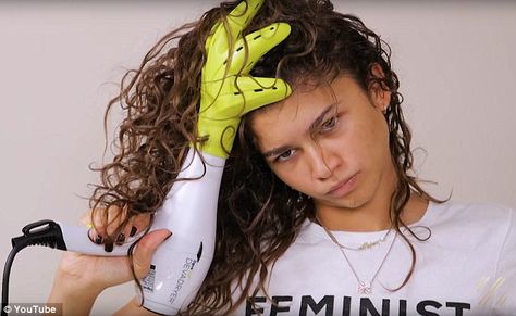 Don't blow it: The former Disney star doesn't blow dry her hair without a diffuser attachment, which she says adds body and evens out the curl patterns Zendaya Curly Hair, How To Ponytail Hairstyles, To Ponytail Hairstyles, Diffuser Curls, Curly Roots, Curl Hair Overnight, Curly Hair Tricks, Plop Hair, Fast Easy Hairstyles